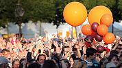 Menschenmenge mit Luftballons